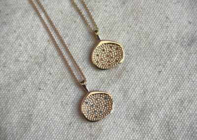 Pendentifs Yuku, or rouge/grenats verts et or jaune/saphirs mandarine