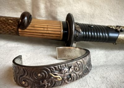 Antique Fuchi de katana monté sur argent texturé "le Dragon"