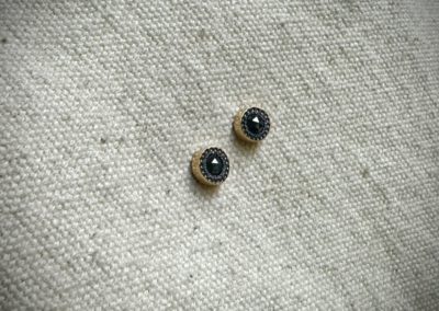 clous d'oreilles or jaune ecogold et diamants noirs