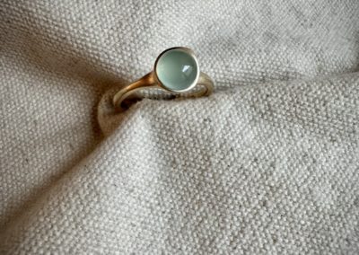 bague en or jaune sertie d'une calcédoine