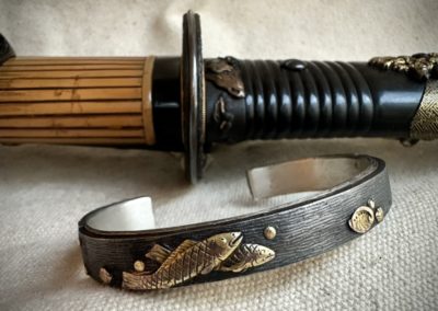 Antique Fuchi de katana monté sur argent texturé