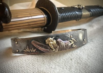 Antique Fuchi de katana monté sur argent texturé "le Yokai"