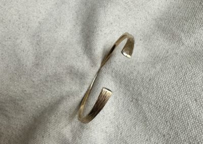 bracelet rigide en or jaune texturé