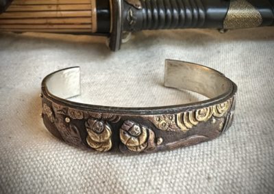 Antique Fuchi de katana monté sur argent texturé "les amis"