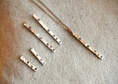 barrettes d'oreilles en or jaune et diamants bruns