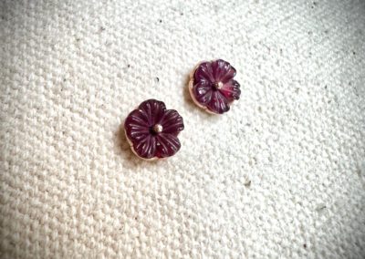 clous d'oreilles en fleurs grenats