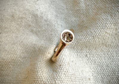 bague en or jaune serti concave diamants bruns