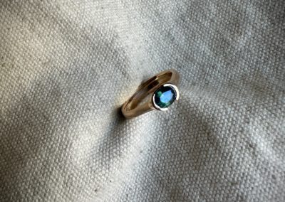 bague or rouge saphir d'auvergne