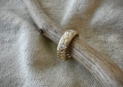 bague en or jaune et diamants feuillage