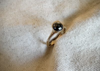 bague en or jaune avec boule à facettes diamant noir