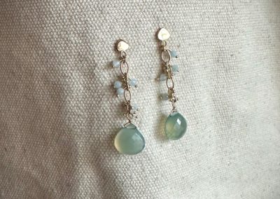 pendants d'oreilles en or jaune et Chalcédoines